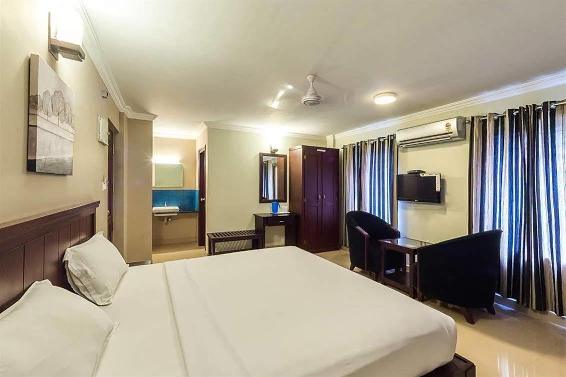 Century Grand Hotel Mananthavady Extérieur photo